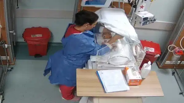 Aynı hemşireden ikinci skandal! Bir bebeği daha darbettiği ortaya çıktı!