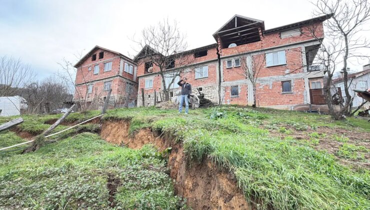 Bartın’da toprak kayması: 3 evde çatlaklar oluştu