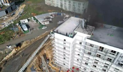 Başakşehir’de şantiyede korkutan yangın: İşçiler çatıya sığındı