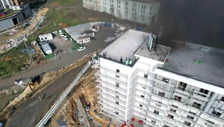 Başakşehir’de şantiyede korkutan yangın: İşçiler çatıya sığındı