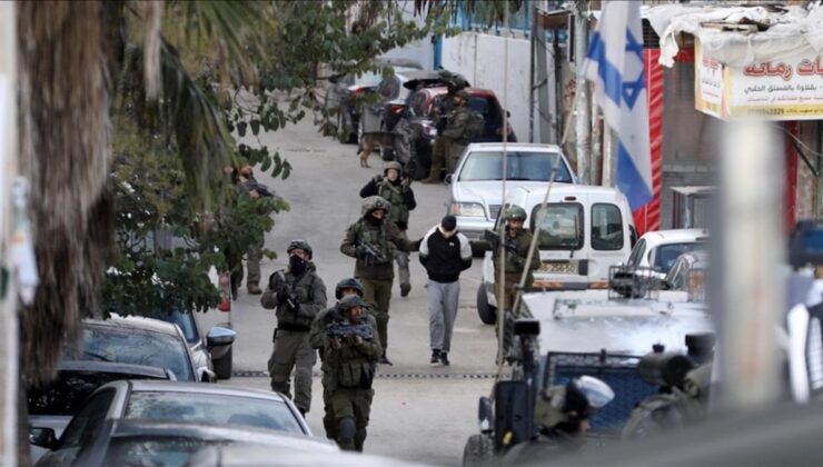 Batı Şeria’da İsrail baskınları: 21 Filistinli gözaltında