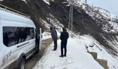 Batman’da köy yolunda heyelan: 2 minibüs mahsur kaldı!