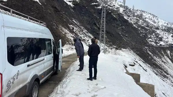 Batman’da köy yolunda heyelan: 2 minibüs mahsur kaldı!