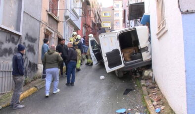 Beyoğlu’nda yokuştan kayan araç binaya çarptı: ‘Ucuz atlattık’