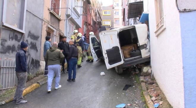 Beyoğlu’nda yokuştan kayan araç binaya çarptı: ‘Ucuz atlattık’