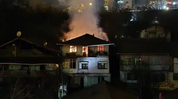 Binada korkutan yangın: Mahsur kalan yaşlı adam kurtarıldı