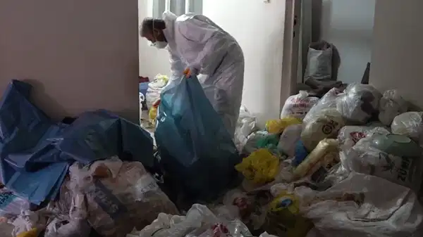 Bir ‘çöp ev’ vakası daha: 73 yaşındaki adamın evinden 8 ton atık, 115 bin lira nakit para ve bir tabanca çıkarıldı