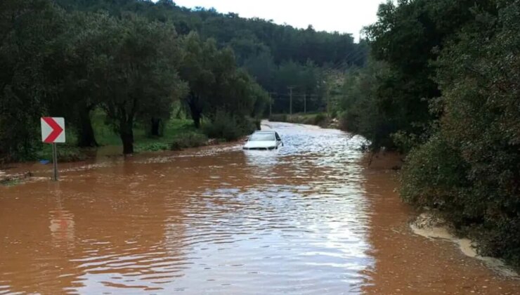Bodrum’da sağanak: Yollar trafiğe kapandı, iş yerlerini su bastı