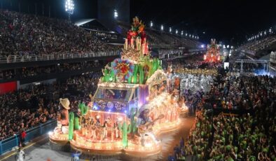 Brezilya’da Rio Karnavalı samba geçitleriyle başladı