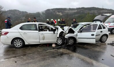 Burdur’da facia gibi kaza… İki otomobil kafa kafaya çarpıştı: 6 ölü, 6 yaralı
