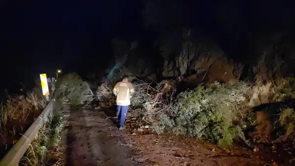 Bursa’da heyelan… Mahalle yolu ulaşıma kapandı!