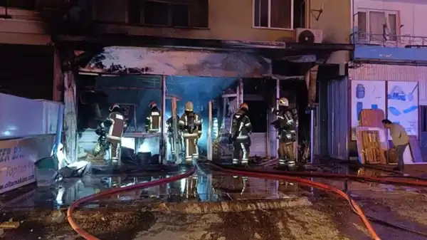 Bursa’da işyerinde yangın: 2 kişi dumandan etkilendi