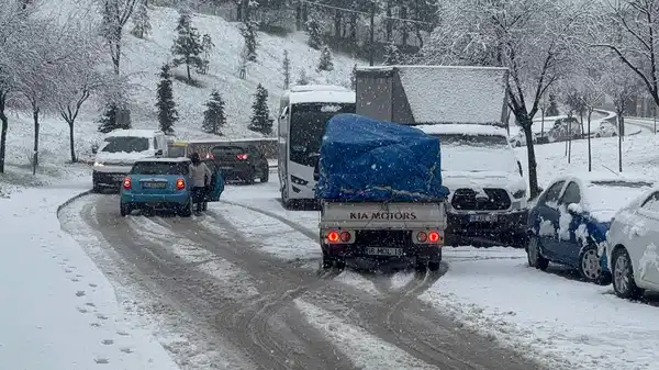 Bursa’da yoğun kar yağışı: Araçlar yolda kaldı