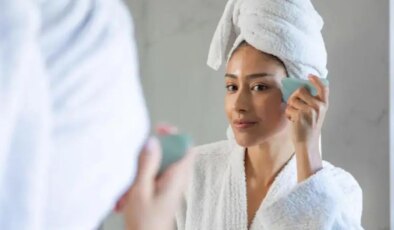 Buz banyosu, gua sha, kafein kremleri: Yüz şişkinliğini indirmek mümkün mü?