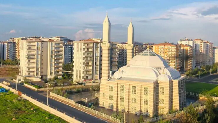 Cami hoparlöründen mahalleye şarkı dinletildi