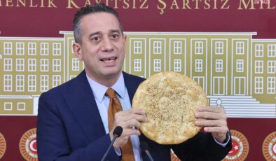 CHP’li Ali Mahir Başarır elinde pide ile seslendi: ‘Soruyorum Mehmet Şimşek, sen ne iş yapıyorsun?’