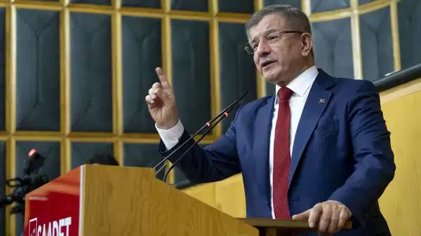 Davutoğlu, AKP’lilere sitem etti: ‘Dakikalarca alkışlamıyor muydunuz beni?’