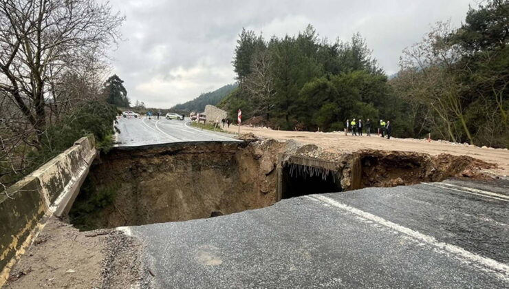 Dehşetin görüntüleri kamerada: Aydın’da karayolu çöktü, dev çukur oluştu