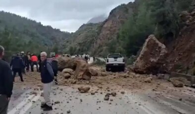 Dev kayalar yola düştü, ulaşım durma noktasına geldi