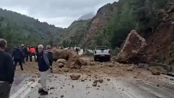 Dev kayalar yola düştü, ulaşım durma noktasına geldi