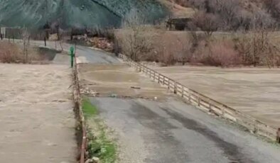 Diyarbakır’da yağış sonrası dere taştı: Köprü su altında kaldı