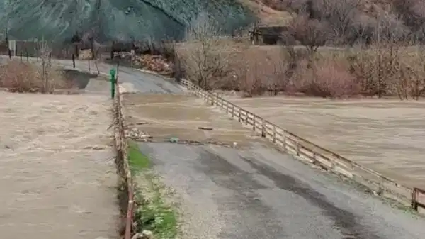 Diyarbakır’da yağış sonrası dere taştı: Köprü su altında kaldı
