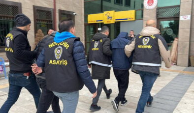 Emekli doktoru 650 bin dolarını alıp, dolandıran 5 şüpheli tutuklandı