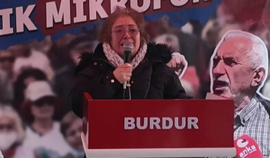 Emekli yurttaş kürsüde ağladı, AKP’li yetkililere seslendi: ‘Pazara gidemiyorum, çok zor durumdayım…’