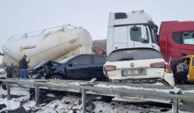 Erzurum’da zincirleme kazada can pazarı: 20 kişi yaralandı, yol trafiğe kapatıldı!