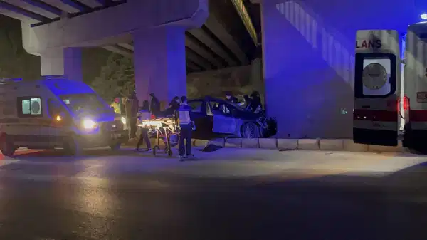 Eskişehir’de üst geçidin beton blokuna çarpan araçta korkunç ölüm!