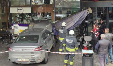 Faciadan dönüldü… Sürücüsünün fren yerine gaza bastığı otomobil, AVM’de kafeye daldı: 1 yaralı