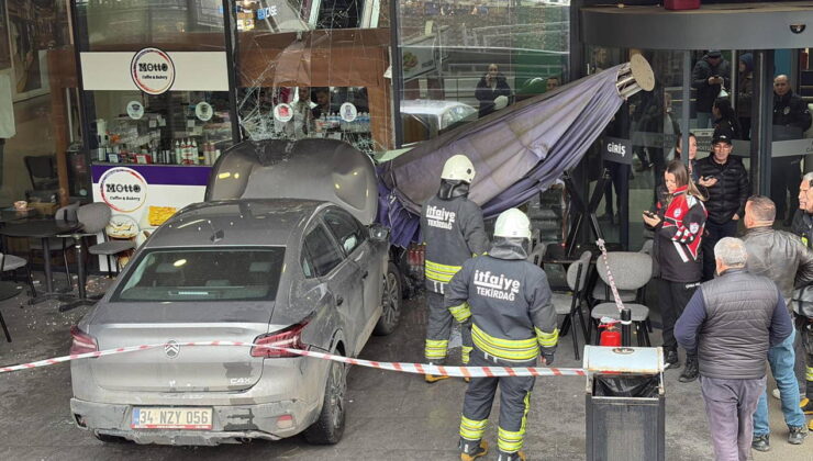 Faciadan dönüldü… Sürücüsünün fren yerine gaza bastığı otomobil, AVM’de kafeye daldı: 1 yaralı