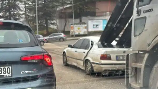 Facianın eşiğinden döndüler! Kamyondaki demirler araca saplandı!