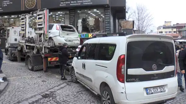 Fatih’te hafif ticari araç park halindeki otomobillere ve yayalara çarptı: 4 yaralı