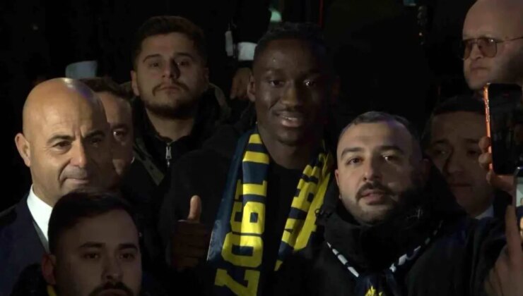 Fenerbahçe’nin yeni transferi Sidiki Cherif, İstanbul’da