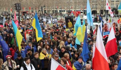 Fransa’da Ukrayna’ya destek yürüyüşü
