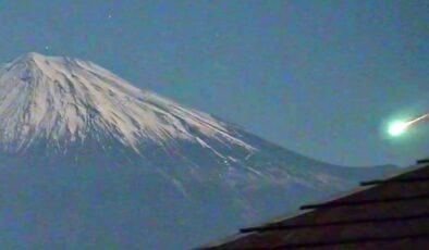Fuji Dağı üzerinde ateş topu: Meteor görsel şölen oluşturdu