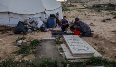 Gazze’de Filistinliler, Ramazan’da da mezarlıklarda hayatta kalıyor