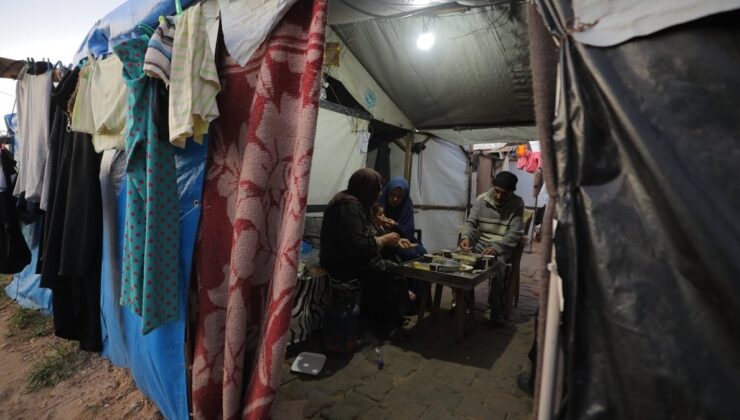 Gazzeli aile iftarını yıkılan evlerinin enkazında yaptı