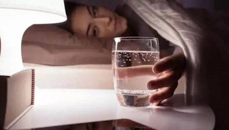 Gece uyanıp su içenler dikkat: Masum sandığınız alışkanlık risk taşıyabilir