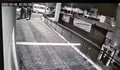 Görüntüler ortaya çıktı: Polis memuruna sokak ortasında darp!