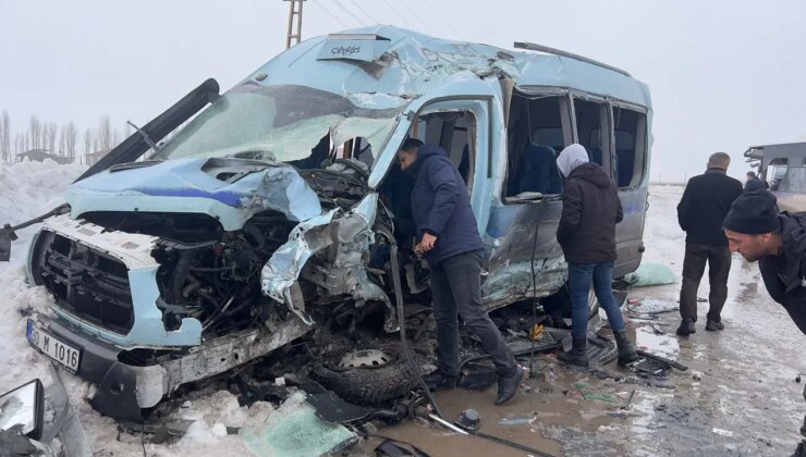 Hakkari’de feci kaza… Halk otobüsü ile minibüs çarpıştı: Çok sayıda yaralı var!