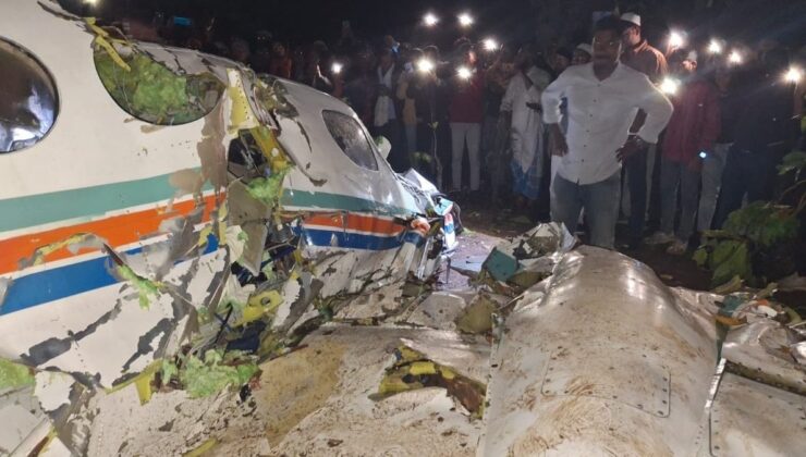 Hindistan’da içinde 7 kişi bulunan ambulans uçak düştü