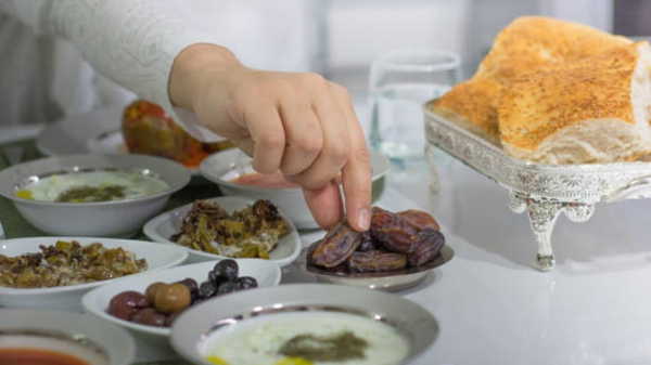 İftarda çorbadan hemen sonra ana yemeğe geçmeyin: Mideye yapılan bu ‘darbe’ kalbi yoruyor…