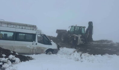 Iğdır’da kar esareti: 57 köy yolu kapandı, yolcu minibüsü şarampole yuvarlandı!
