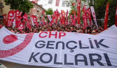 İmamoğlu’nun pankartını asmak suç sayıldı! Gözaltı sonrası CHP Gençlik Kolları’ndan açıklama: ‘İktidar yürüyüşümüz durmayacak!’