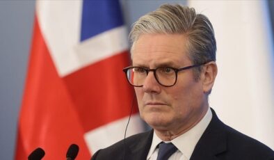 İngiltere Başbakanı Starmer’den, Epstein dosyalarında fotoğrafları çıkan Andrew hamlesi