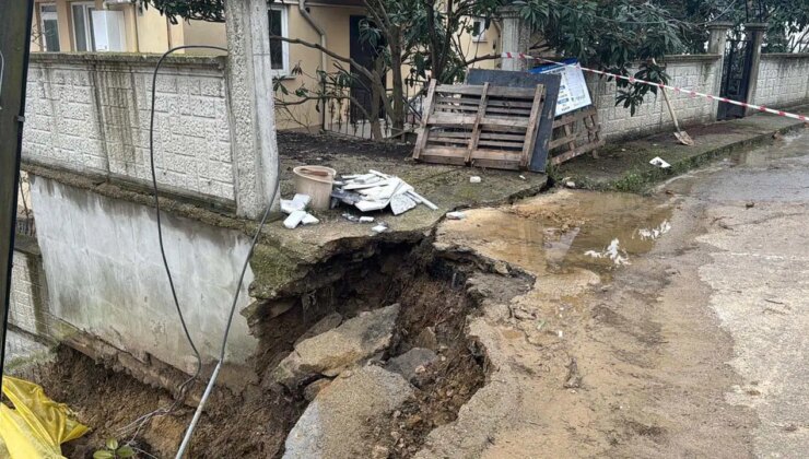 İnşaat kazısında korkutan toprak kayması: Yol çöktü, duvar yıkıldı!