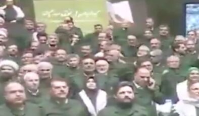 İran Parlamentosu’nda vekiller askeri üniforma giydi: ‘Amerika’ya Ölüm’ sloganları