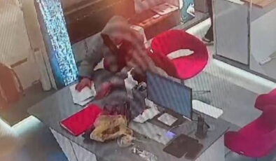 İş başvurusu için geldi, müdürün telefonunu çaldı